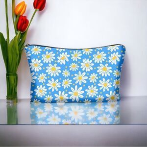 ‎DAISY BLUE AND WHITE COSMETICS BAG